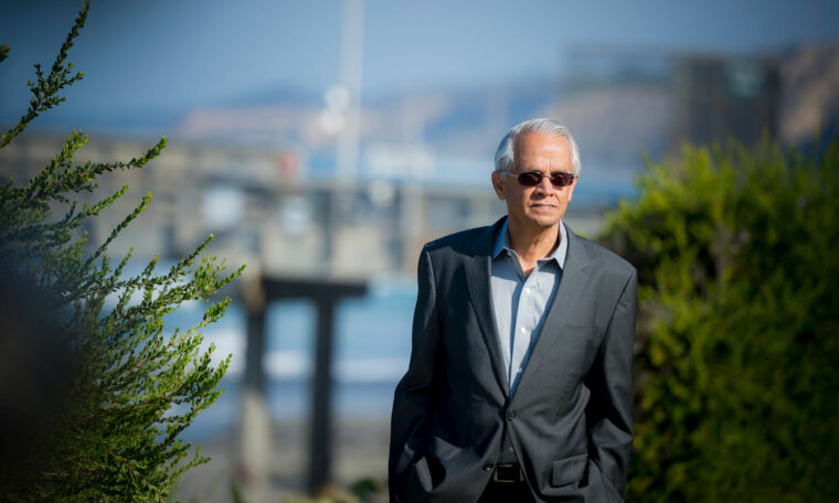 Veerabhadran Ramanathan står i grönskan iklädd kosym och solglasögon