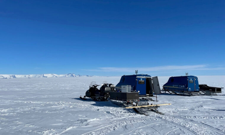 Tältläger bland is och snö