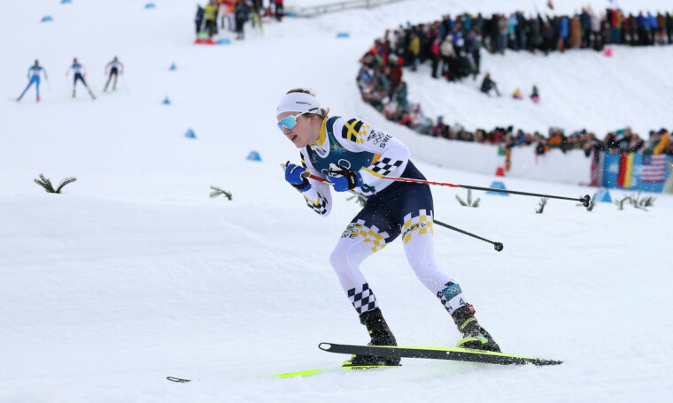 Ebba Andersson i full fart på längskidor i OS