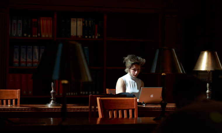 Det är oklart om ersättning kommer att betalas till författare vars verk har använts för att träna den svenska AI-modellen. Bild: Drew Angerer/Getty Images.