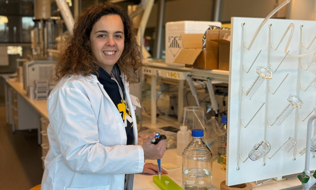 Andriani Tsompou står i labbet iförd vit rock