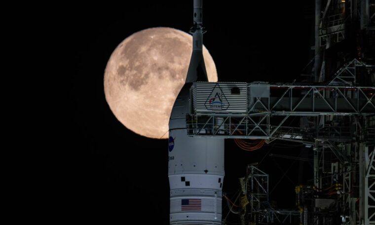 SLS med Orion, framför månen