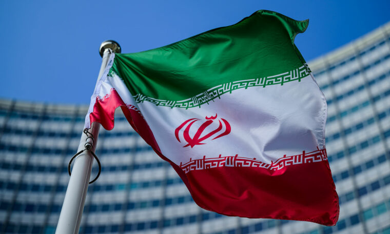 Irans flagga utanför IAEA