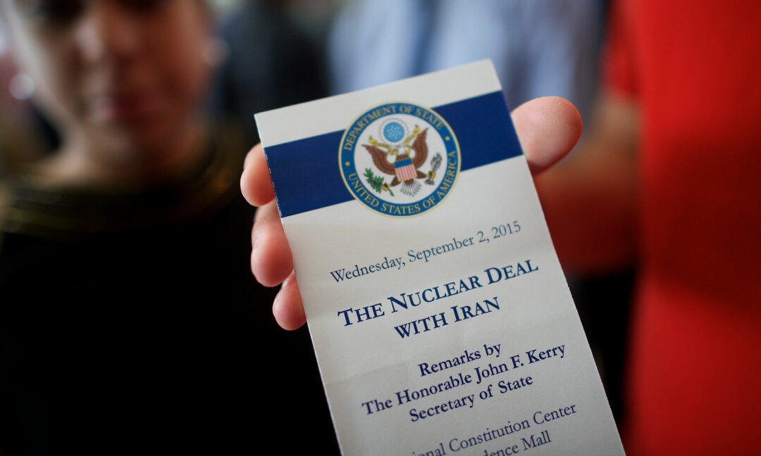 ”The nuclear deal vid Iran” står skrivet på en biljett