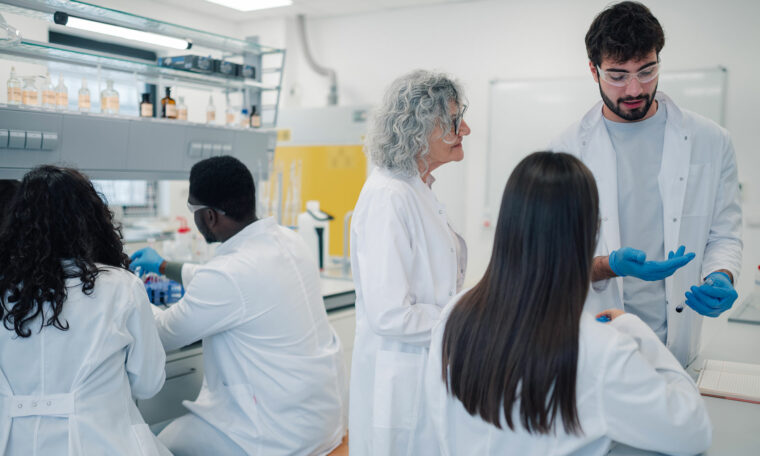 forskare samtalar i ett labb