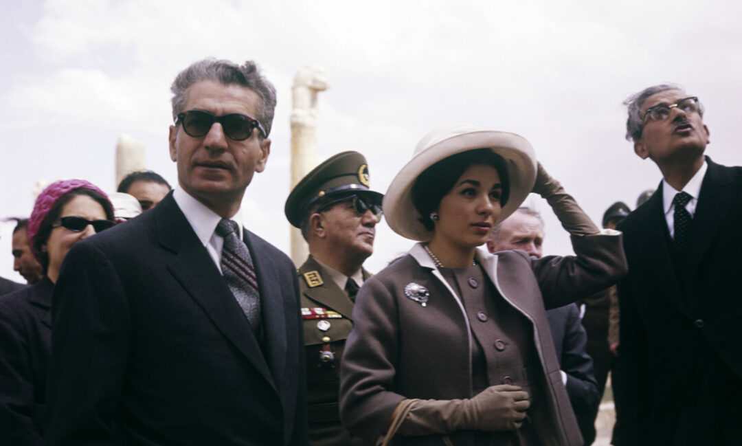 Mohammad Reza Shah Pahlavi med sin fru Farah Pahlavi på ett officiellt besök.