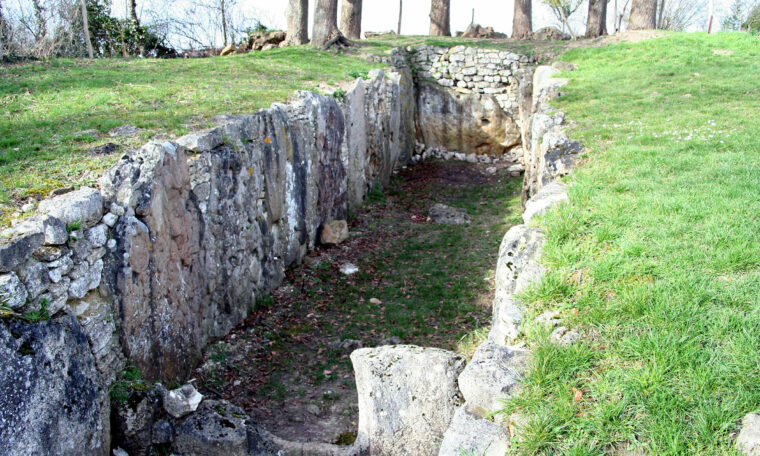 hällkista, en grav långsmal grav i marken