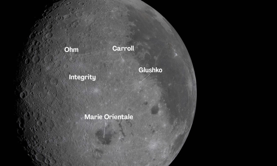 månen med utpekade kratrar