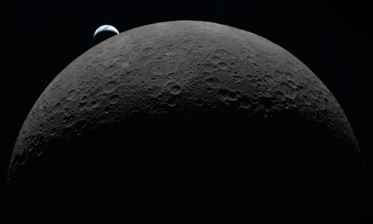 månen i förgrund, bakom syns jorden