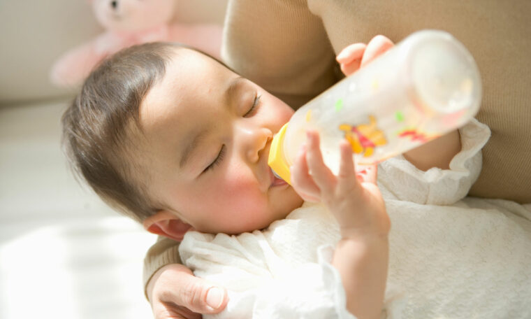 Spädbarn med nappflaska