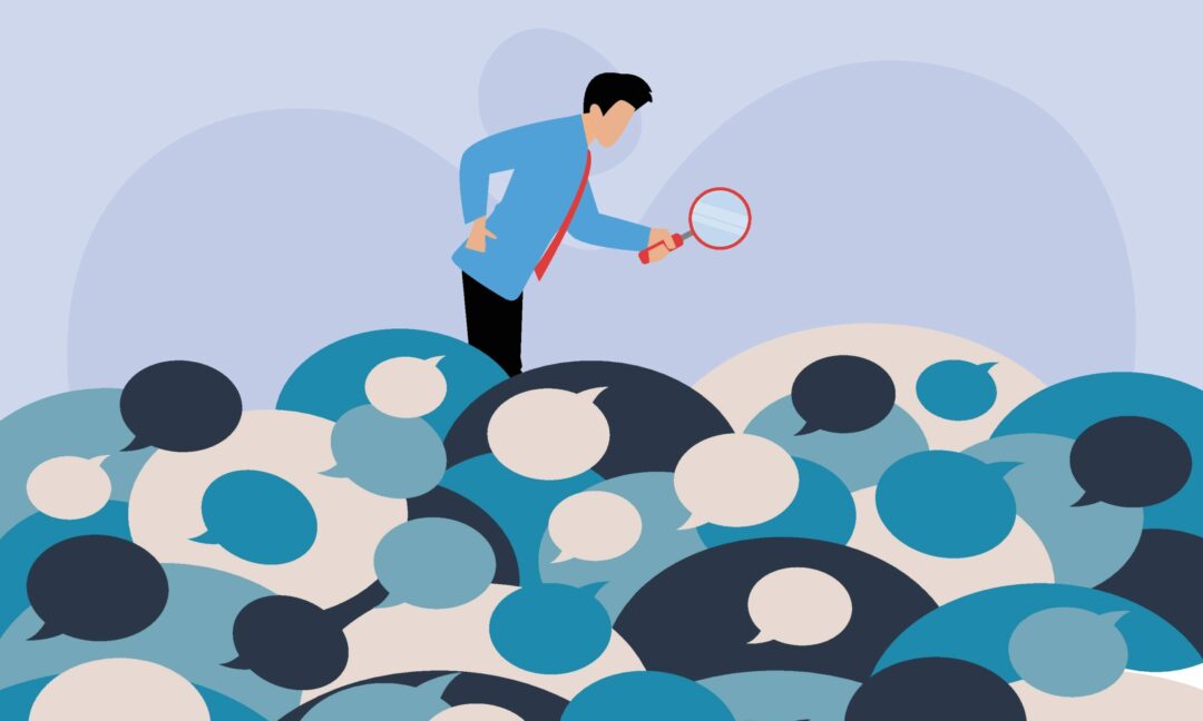 En man undersöker ett hav av pratbubblor med ett förstoringsglas.