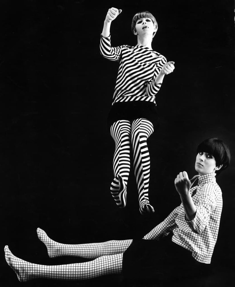 modebild från 60-talet ned två kvinnor i svartvita mönstrade kläder