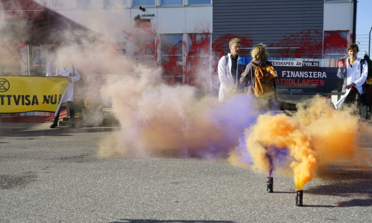 Forskare har sprutat rödfärg på terminalen vid Bromma flygplats.