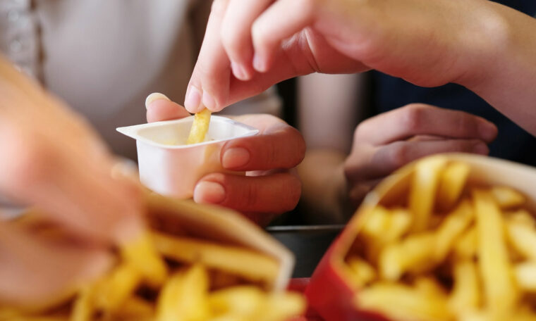 ungdomar dippar pommes