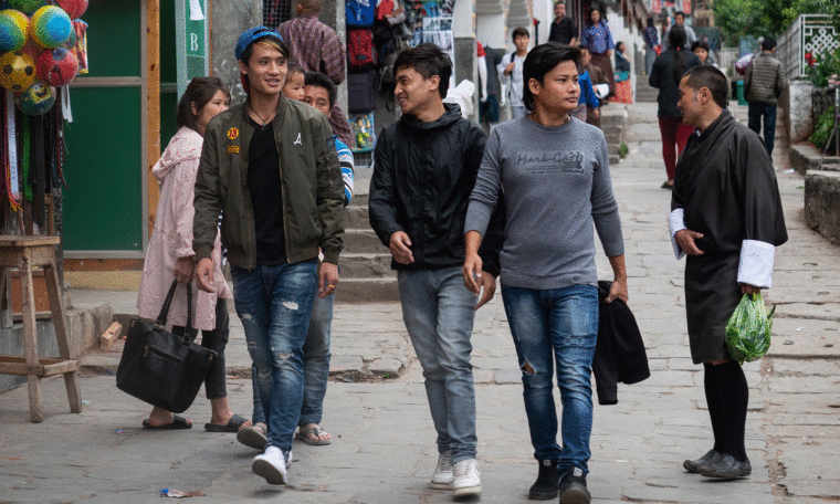 Ungdomar i stadsmiljö i Bhutans huvudstad Thimphu.