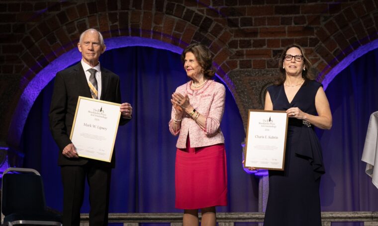 Pristagarna Mark Lipsey och Charis Kubrin på scen tillsammans med drottning Silvia.