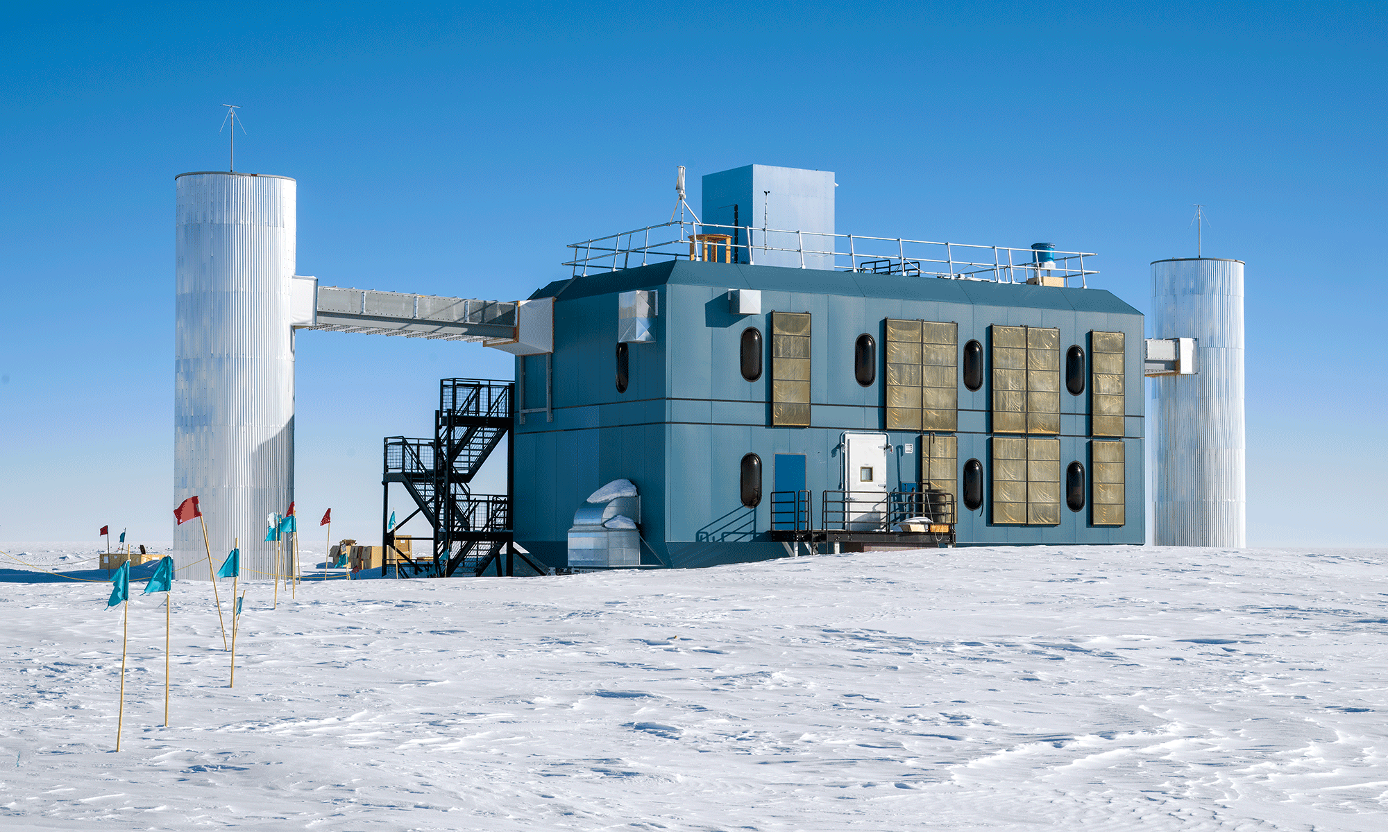 Stor byggnad omgiven av is