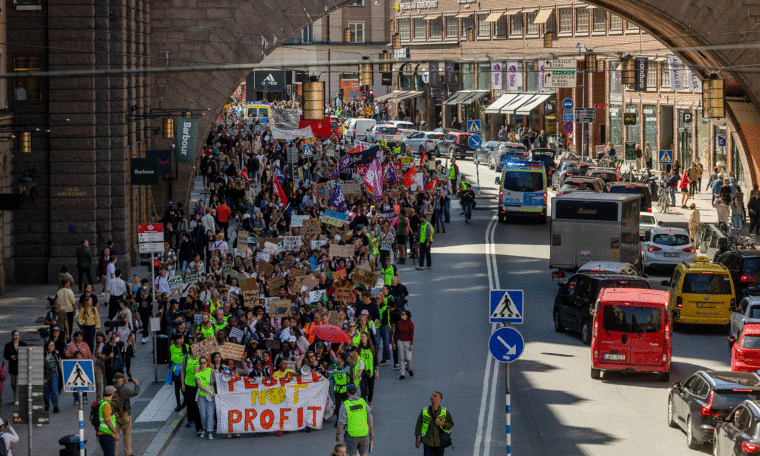 Demonstrationståg på Kungsgatan i Stockholm