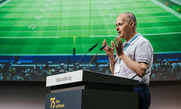 Omar Yaghi på scenen i Lindau