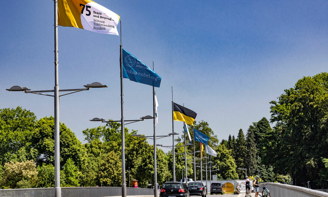 Flaggor som signalerar Linau metting fladdrar i sommarsolen