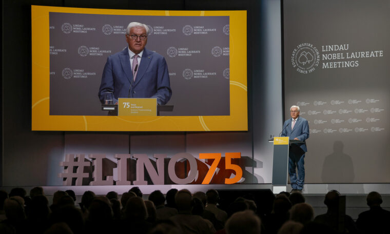 Frank Walter-Steinmeier på scenen på Lindau-mötets 75-årsfirande