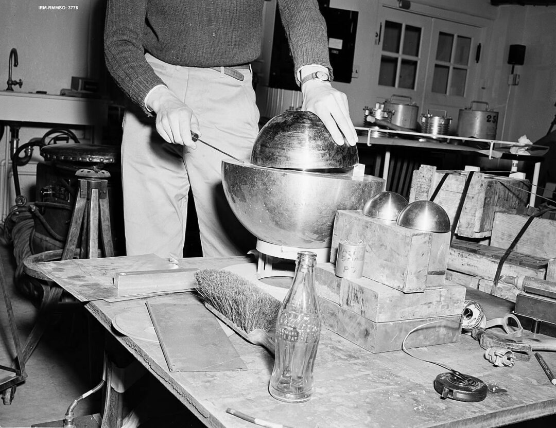 En forskare hanterar delar av den så kallade Demon Core, en plutoniumkärna som användes i kriticitetsförsök inom Manhattanprojektet.
