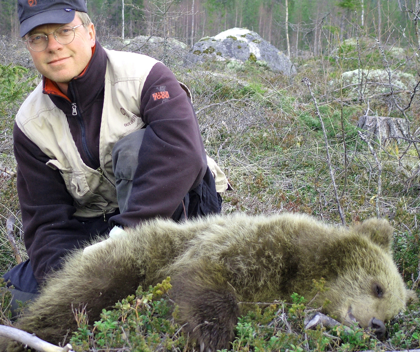 Jon M Arnemo, professor vid Institutionen för vilt, fisk och miljö vid Sveriges lantbruksuniversitet, med björnunge.